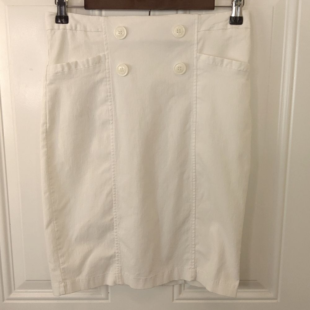 Verve ami white two pocket skirt with decorative four front buttons